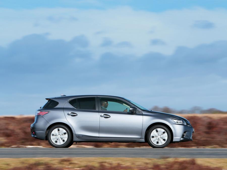  Lexus CT200h 2014 года  (UK) (фото 16 из 19)